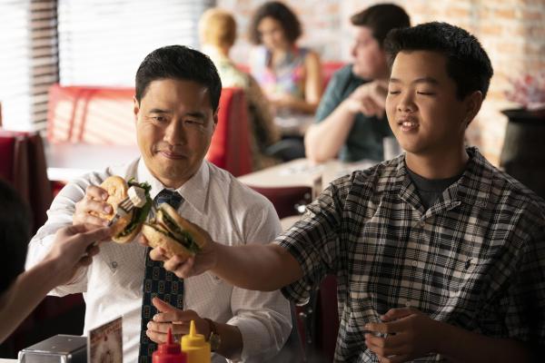 Bild 1 von 11: Louis Huang (Randall Park, l.); Eddie Huang (Hudson Yang, r.)