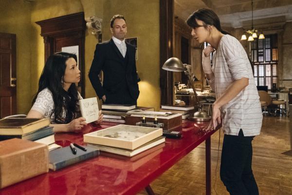 Bild 1 von 8: Als eine von Lin Wens (Samantha Quan, r.) illegalen Pokerrunden überfallen wird, sucht sie Holmes (Jonny Lee Miller, M.) und Watson (Lucy Liu, l.) auf. Sie sollen für sie die Drahtzieher aufspüren, doch die beiden werden das Gefühl nicht los, dass Lin ihnen etwas verschweigt ...