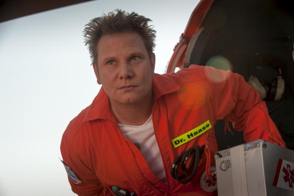 Bild 1 von 15: Notarzt Haase (Fabian Harloff) mit dem Rettungshubschrauber im Einsatz.