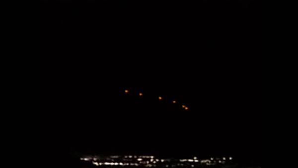 Bild 1 von 2: Beobachtende der Phoenix-Lichtern beschrieben bizarre Lichtformationen, die sich langsam über der Stadt bewegten.