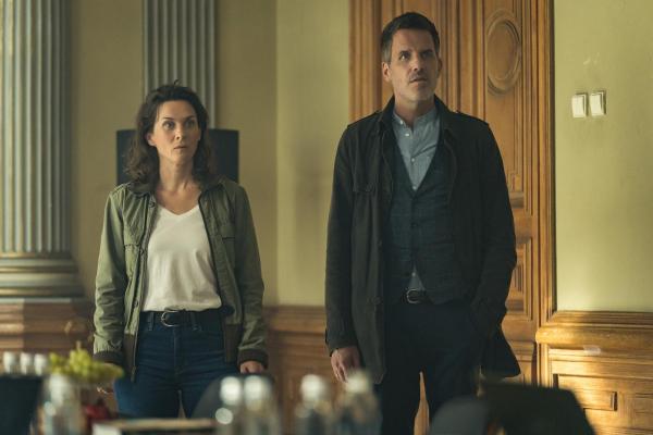 Bild 1 von 14: Im Bild: Die beiden Kriminalhauptkommissare Pia Sander (Kathrin von Steinburg, l.) und Oliver von Bodenstein (Tim Bergmann, r.) wundern sich im Verlagshaus Winterscheid über die feindselige Stimmung.