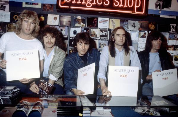 Bild 1 von 3: Die Mitglieder von Status Quo präsentieren ihr Album ?1982?. Der Dokumentarfilm erzählt die Geschichte der britischen Rockband.