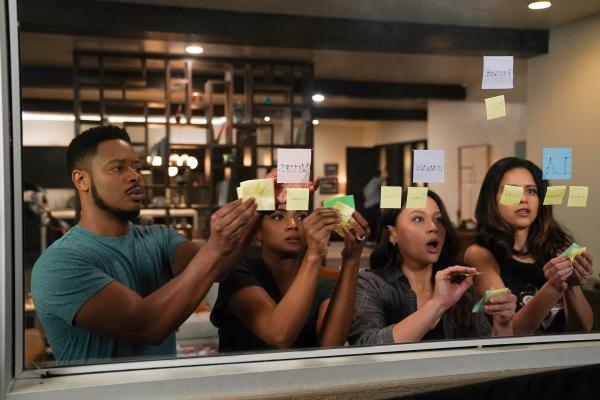 Bild 1 von 3: Nyla Harper (Mekia Cox, 2. v. l.) und ihr Mann Bobby (Brandon Black, l.) haben zusammen mit Lucy (Melissa O'Neil, 2. v. r.) und Angela Lopez (Alyssa Diaz, r.) einen Plan ausgeheckt, um Tim eine beruflich spannendere Position zu verschaffen.