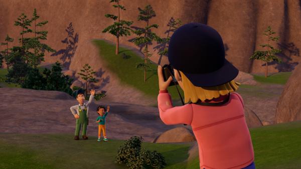 Bild 1 von 3: Beim Filmen will Sarah hoch hinaus, bringt sich dabei jedoch unbedacht in Gefahr.© KiKA/2024 Prism Art & Design Limited - Honorarfreie Verwendung gemäß AGB im engen inhaltlichen redaktionellen Zusammenhang mit genannter Sendung bei Nennung \