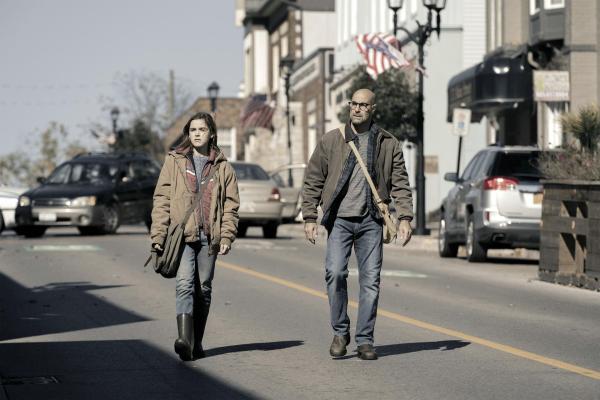 Bild 1 von 7: Ally Andrews (Kiernan Shipka, l.); Hugh Andrews (Stanley Tucci, r.)