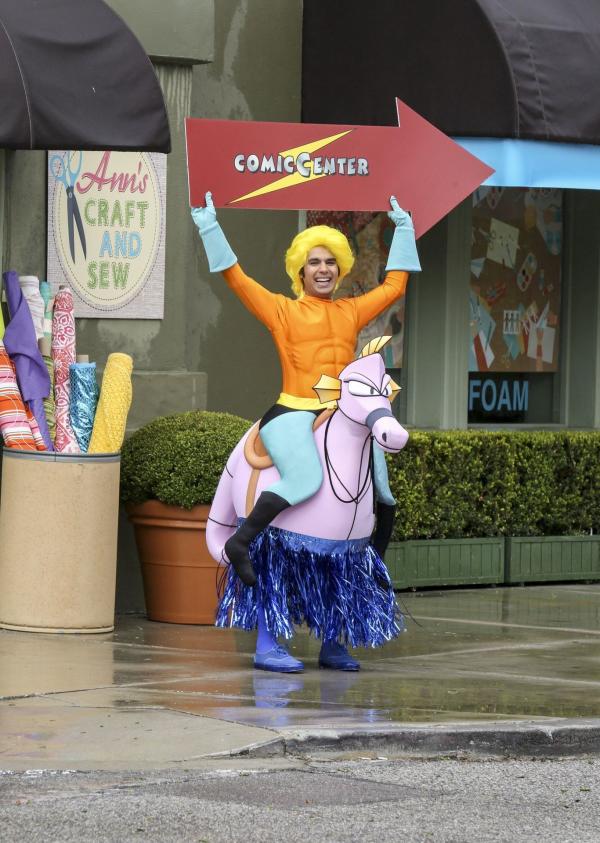 Bild 1 von 17: Auf Grund Rajs (Kunal Nayyar) neuer finanzieller Lage, kann er sich die Comic-Con diese Mal leider nicht leisten. Um das nötige Geld zu beschaffen, ist er gewillt, wirklich alles zu tun. Werden seine spektakulären Bemühungen am Ende reichen?