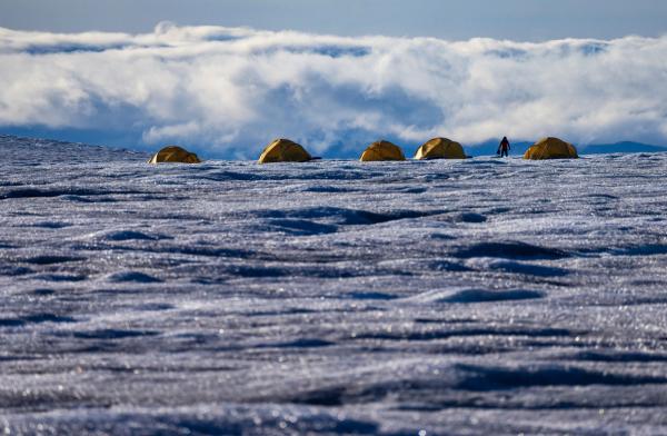 Bild 1 von 11: Auf dem grönländischen Eisschild haben Forschende ein Camp errichtet. Dort wollen sie untersuchen, wie sich die Schneeschmelze verändert - und was das für den Anstieg des Meeresspiegels bedeutet.