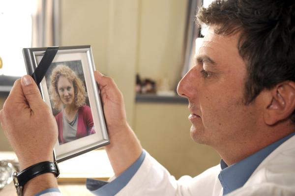 Bild 1 von 10: Im Bild: Nachdenklich betrachtet Martin (Hans Sigl) das Bild seiner verstorbenen Verlobten Andrea (Tessa Mittelstaedt).