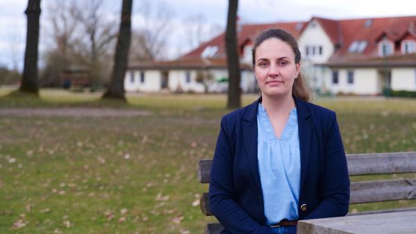 Bild 1 von 2: Julia (34) arbeitet bei der Stephanus-Stiftung in Berlin. Sie hilft jungen Erwachsenen, die nach Umbrüchen oder Krisen Stabilität brauchen. Aber auch sie selbst sucht nach einer neuen Haltung im Leben.