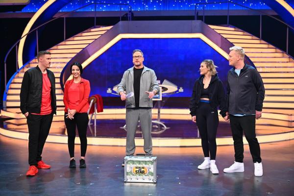 Bild 1 von 11: (v.l.n.r.) Max Kruse; Dilara Kruse; Matthias Opdenhövel; Lia Mitrou; Knossi