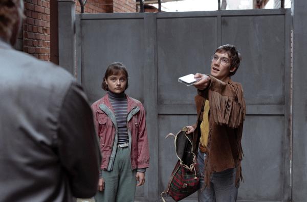 Bild 1 von 5: Hanna (Lena Urzendowsky) und Jens (Jannis Veihelmann) versuchen, ihren Freund zu besuchen, der zur Umerziehung im Jugendwerkhof eingesperrt ist.