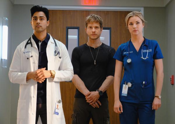Bild 1 von 18: Erheben sich gegen die Bürokratie im Krankenhaus, die dringende Behandlungen von Patienten verhindert: (v.l.n.r.) Devon (Manish Dayal), Conrad (Matt Czuchry) und Nicolette (Emily VanCamp) ...