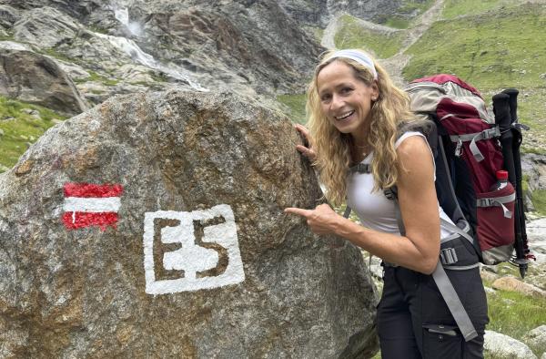Bild 1 von 4: Tamina Kallert macht eine Alpenüberquerung entlang des legendären Fernwanderwegs E5.