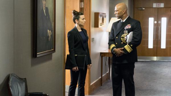 Bild 1 von 4: Jayne Norquist (Linda Cardellini) und John Fisk (Common)