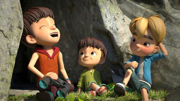 Bild 1 von 2: Kleiner Fuß stellt fest, dass es gar nicht schlecht ist, neben seinem Freund Raphael auch seine große Schwester Bohnenstange zu haben.