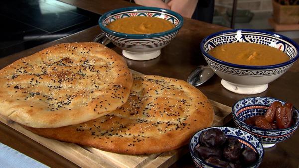 Bild 1 von 7: Im Bild: Amina Al-Rawi und ORF-Redakteurin Gundi Lamprecht kochen Linsensuppe mit Fladenbrot, eine islamisches Fastenspeise.