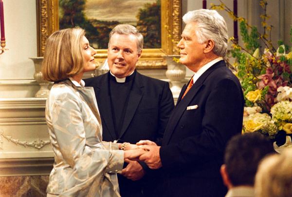 Bild 1 von 7: Nachdem Gregs Sekretärin Marlene nicht mehr für ihn arbeitet, ist sie unzufrieden und wendet sich Hilfe suchend an Dharma. Natürlich fühlt sich diese verpflichtet, der armen Marlene zu helfen und kümmert sich rührend um sie. Doch schnell wird sie derart von ihr eingenommen, dass sie sogar den Fremdenführer für Marlenes Eltern spielen muss! Zu Dharmas Leidwesen ist das Ehepaar ebenso schlecht gelaunt wie ihre Tochter, sodass Dharma endlich der Geduldsfaden reißt â?¦