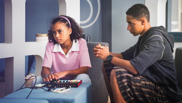 Bild 1 von 3: Malik (Jonathan Vöhringer) sucht das Gespräch mit der schlecht gelaunten Ruby (Sonia Kantati). Sie ist sauer, weil ihre Technik kaputt ist.© MDR/Thomas Dietze - Honorarfreie Verwendung gemäß AGB im redaktionellen Zusammenhang mit genannter Sendung bei Nennung \