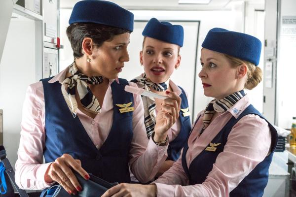 Bild 1 von 14: Als Charlotte (Jasmin Gerat, l.) und Meli (Judith Neumann, M.) aufgeht, dass ihnen Feli (Jasmin Schwiers, r.) ein wichtiges Detail verheimlicht hat, macht sich zunächst Entsetzen breit. Doch dann stürzt sich Charlotte als Co-Mutter mit ins Abenteuer Kind ...