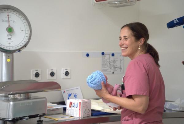 Bild 1 von 2: Hebamme Silke Hasenclever mit einem Neugeborenem im Klinikum Ingolstadt.