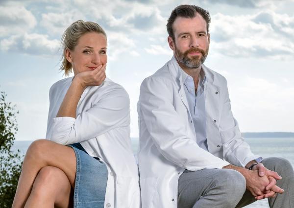 Bild 1 von 4: Nora Kaminski (Tanja Wedhorn) und ihr neuer Kollege Dr. Stresow (Benjamin Grüter).