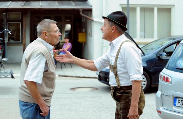 Bild 1 von 6: Alois beschwert sich bei Schattenhofer über das Verkehrschaos. Von links: Alois Preissinger (Erich Hallhuber) und Bürgermeister Schattenhofer (Werner Rom).