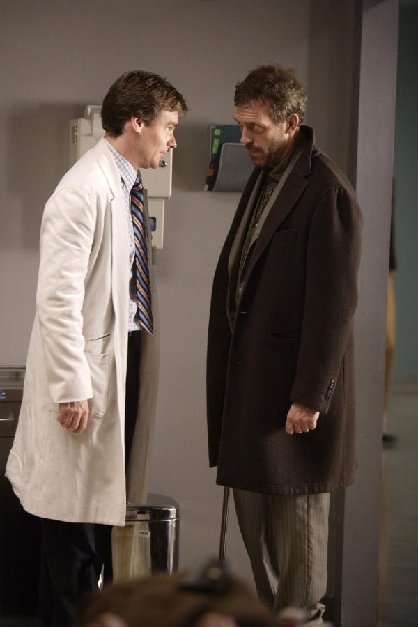 Bild 1 von 21: Dr. Gregory House (Hugh Laurie, r.) ist von Dr. James Wilson (Robert Sean Leonard, l.) mehr als enttäuscht, nachdem der vor Tritter zugegeben hat, dass die Rezepte für Dr. House' Schmerzmittel gefälscht waren ...