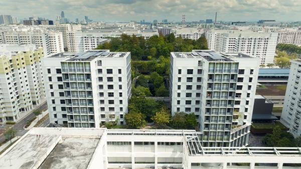Bild 1 von 4: Natur im Kiez, mitten in der Großstadt: Biophiles Design (hier in der Kampung Admiralty in Singapur) ermöglicht schon heute gesünderes Wohnen und mehr soziales Miteinander.