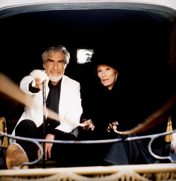 Bild 1 von 2: Im Bild: Max von Guldenburg (Jürgen Goslar) und Herta von Guldenburg (Brigitte Horney) auf dem Wege zur Geburtstagsfeier auf Schloss Guldenburg, die im großen Rahmen stattfinden wird.