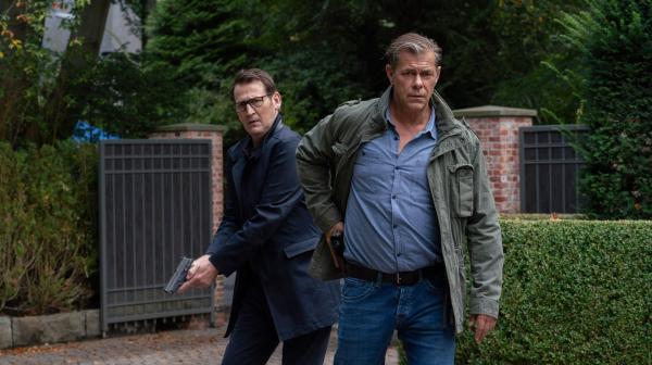 Bild 1 von 7: Lars Englen (Ingo Naujoks, l.); Finn Kiesewetter (Sven Martinek, r.)