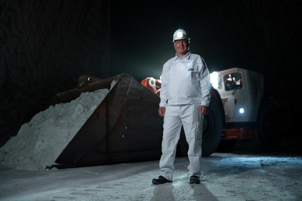 Bild 1 von 6: Bergwerk Braunschweig-Lüneburg in Grasleben/ Norddeutsches Tiefland: Vor rund 250 Millionen Jahren waren große Teile Deutschlands vom Zechsteinmeer bedeckt. Über Jahrmillionen haben sich darin mächtige Schichten Salz gebildet. Durch die Steinsalzlager des Zechsteinbeckens ist Norddeutschland das kochsalzreichste Gebiet Europas. Das Salz der Urzeit findet viele unterschiedliche Verwendungen in unserem Alltag.