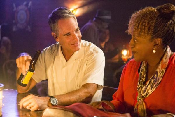 Bild 1 von 21: Nach einem erfolgreichen Arbeitstag, haben sich Dwayne (Scott Bakula, l.) und Loretta (CCH Pounder, r.) ein Feierabendbier verdient ...