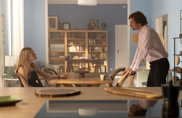 Bild 1 von 9: Fabian Hartmann (Philip Boos) besucht Laura (Sophie Rundle) privat in ihrer Wohnung - nicht ohne Hintergedanken.