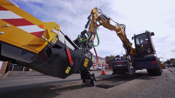 Bild 1 von 2: Der Pothole-Pro aus dem britischen Staffordhire repariert Schlaglöcher binnen weniger Minuten.