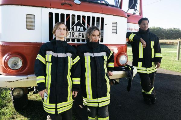 Bild 1 von 10: (v.l.n.r.) Frieda Meisner (Laura Lippmann); Yvonne Schwielow (Ruth Blauert); Jonathan Chambers (Jerry Kwarteng)
