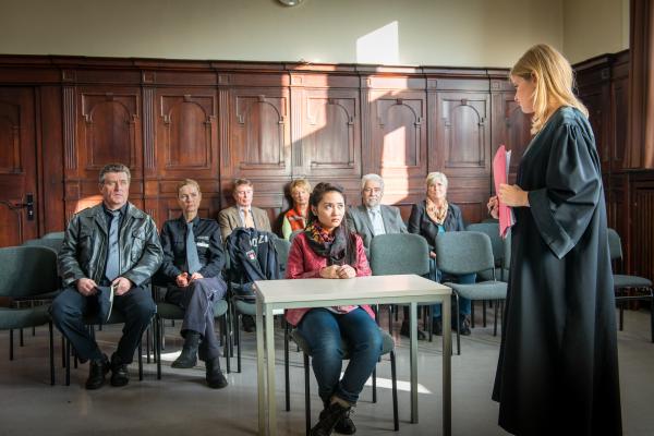 Bild 1 von 7: Franzi (Rhea Harder-Vennewald, 2.v.l.) und Hans (Bruno F. Apitz, l.) müssen mit ansehen, wie die Anwältin Nicole Fink (Mira Bartuschek, r.) die Glaubwürdigkeit der Augenzeugin Corazon Böttcher (Mai Duong Kieu, M.) demontiert.