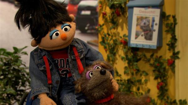 Bild 1 von 2: Elin (links) und ihr Hund Chip (rechts)