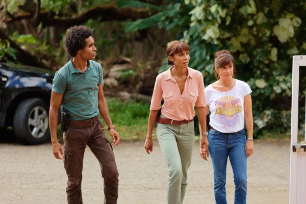 Bild 1 von 7: (v.l.n.r) Aurélien Charlery (Julien Béramis); Mélissa Sainte-Rose (Sonia Rolland); Gaëlle Crivelli (Béatrice de la Boulaye)