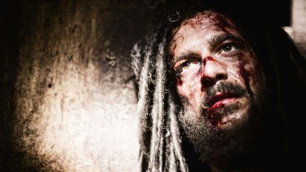 Bild 1 von 1: Scene 06/69 - Interior Antipas Prison Cell; John (DAN PERCIVAL) is beaten by the guards.Verwendung nur in Verbindung mit der Programmkommunikation. Jede andere Nutzung ist untersagt