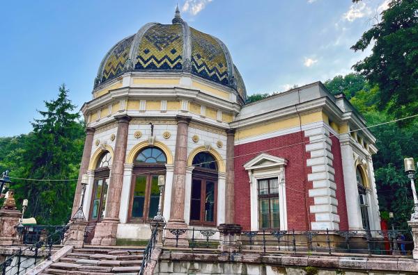 Bild 1 von 5: Der historische Bahnhof der Kleinstadt Herkulesbad, einst ein Juwel der K.u.k.-Architektur, verfällt seit Jahren.