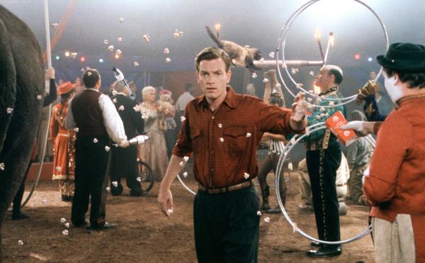 Bild 1 von 3: Der junge Edward Bloom (Ewan McGregor) führt als Teil eines Zirkus ein bemerkenswertes und skurriles Leben. Doch eines Tages, macht er eine Entdeckung, die ihn seitdem nicht mehr loslässt.