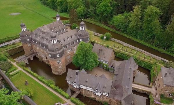 Bild 1 von 1: Märchenhaft: Schloß Crottorf - Grafensitz im Wildenburger Land.