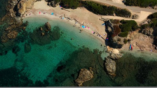 Bild 1 von 3: Naturparadies im Mittelmeer: An der felsigen Küste der Île des Embiez laden kleine Strände und Badebuchten zum Schwimmen und Schnorcheln ein.