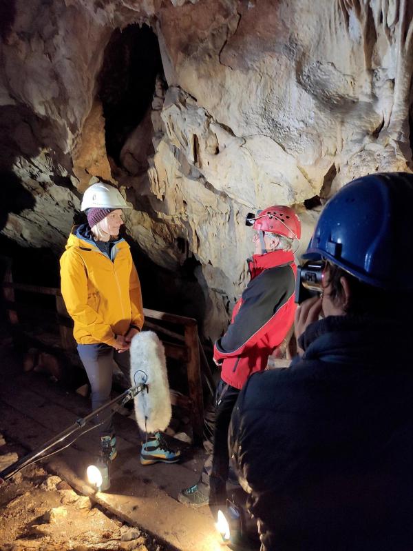 Bild 1 von 10: Im Bild: In der Hundalm, Eis- und Tropfsteinhöhle in Angerber mit Höhlenforscherin Renate Tobitsch.