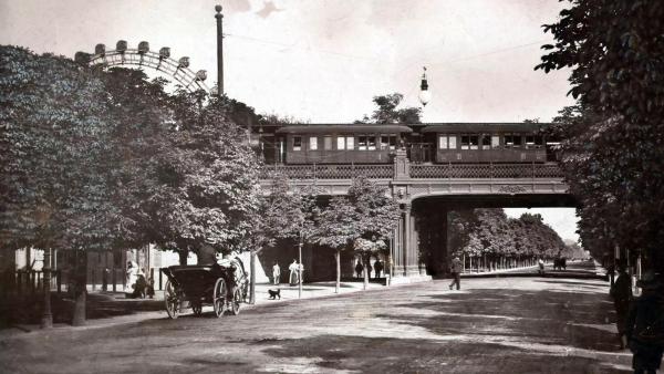 Bild 1 von 13: Im Bild: Hauptallee mit vorbeifahrendem Zug.