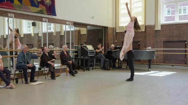 Bild 1 von 4: Im Bild: John Neumeier wa¨hrend der Proben zu 'Romeo und Julia'.