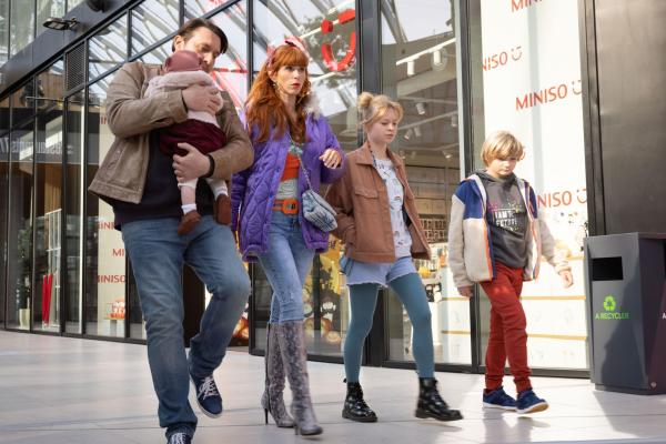 Bild 1 von 5: (v.l.n.r.) Ludovic Mullier (Cédric Chevalme); Morgane Alvaro (Audrey Fleurot); Théa (Cypriane Gardin); Eliott (Noé Vandevoorde)