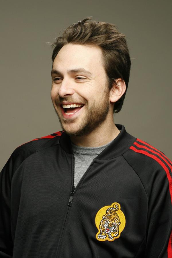 Bild 1 von 28: (3. Staffel) - Charlie Kelly (Charlie Day) legt auf Hygiene keinen besonderen Wert legt, ist stets pleite und verbringt viel Zeit mit Schnüffeln ...