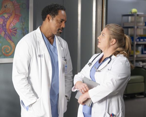 Bild 1 von 14: Dr. Ben Warren (Jason George, l.); Dr. Taryn Helm (Jaicy Elliot, r.)