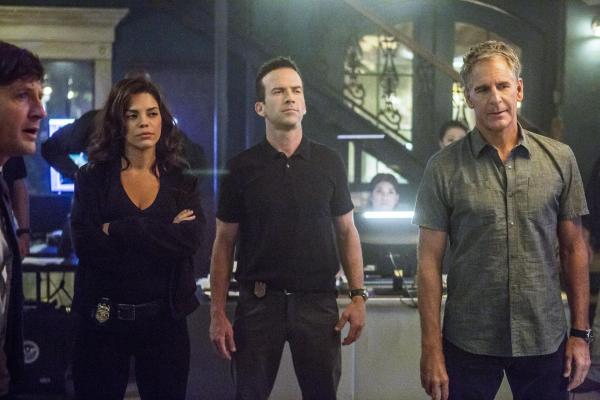 Bild 1 von 12: Weil das FBI die Führung in einem Fall übernimmt, muss das NCIS-Team um Tammy Gregorio (Vanessa Ferlito, 2.v.l.), Christopher LaSalle (Lucas Black, l.) und Dwayne Pride (Scott Bakula, r.) heimlich im Hintergrund ermitteln.